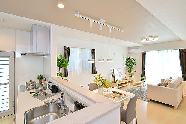 のびのびとした空間で、キッチンからリビング全体を見渡せます。（10号地モデルハウス）