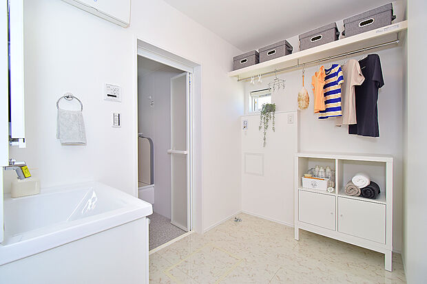 枕棚とパイプを設置した、ゆったり使える洗面室（4号地モデルハウス）