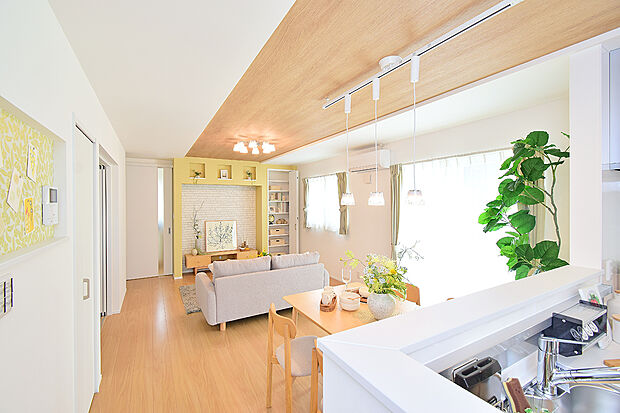 ブラウンの段付天井が印象的な18帖LDK(6号地 モデルハウス)