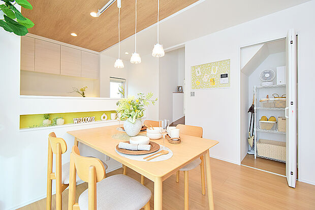 照明やニッチがおしゃれなダイニング(6号地 モデルハウス)