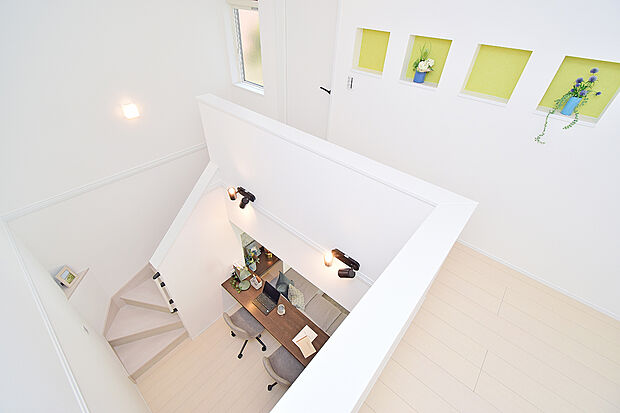 2階ホールへとつながる、吹抜テレワークスペース(3号地 モデルハウス)