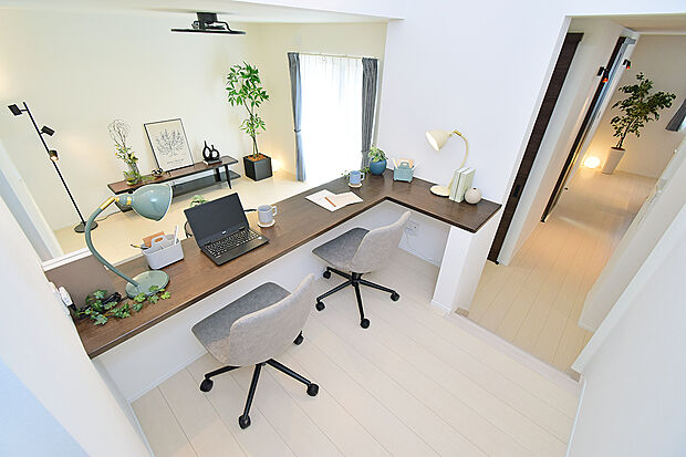 階段途中に設けた、小上がりのテレワークスペース(3号地 モデルハウス)