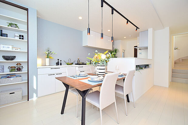 収納スペースも充実!清潔感のある爽やかなキッチン!(3号地 モデルハウス)