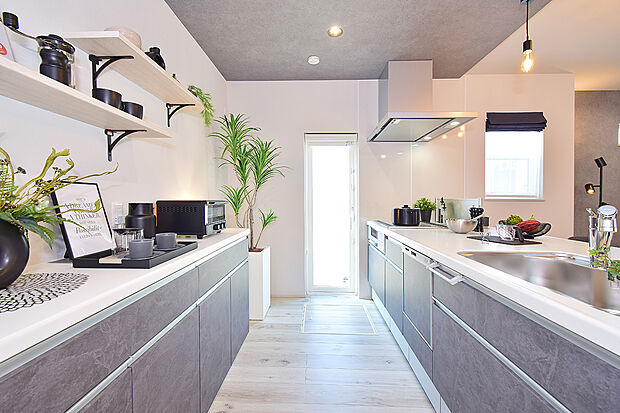 【6号地モデルハウス・キッチン】キャビネットやパントリー等、収納充実で、キッチンをいつもすっきりと保つことができます。