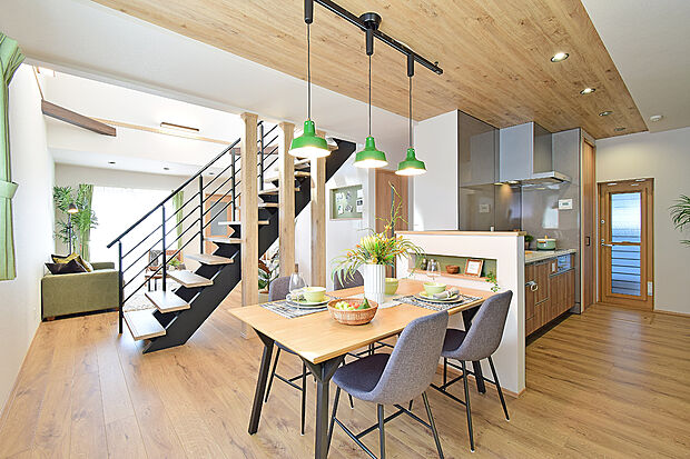 【当社施工事例】LDKの真ん中に大きな吹抜を設置。ライトブラウンを基調とした、あたたかみのある空間です。