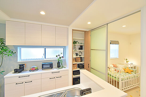 【キッチン横には便利なフリースペースを設置♪】1号地モデルハウス【ZEH＆IoT住宅仕様付】