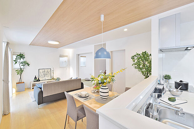 【14号地モデルハウス【ZEH＆IoT住宅仕様付】】部屋全体を見渡せる、明るく開放感のあるキッチン