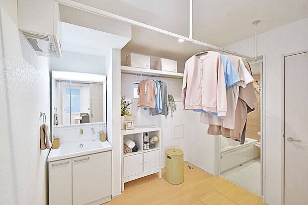 【14号地モデルハウス【ZEH＆IoT住宅仕様付】】4.5帖あるゆったり洗面室。ハンギングバー設置で洗濯作業もスムーズです。