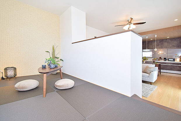 【畳コーナーは、座れば半個室感覚で使えます♪】(1号地 モデルハウス)