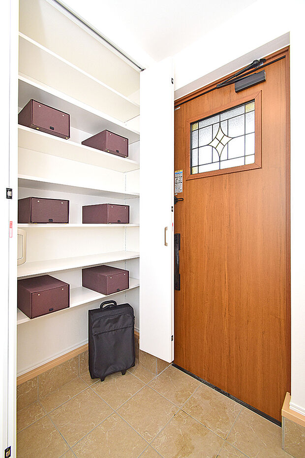 【大容量の玄関収納】(6号地モデルハウス)