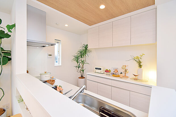 【キャビネット&吊戸棚でキッチンまわりはいつもスッキリ!】(6号地モデルハウス)