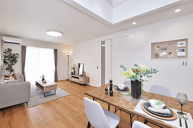 【【1号地モデルハウス/ダイニング】】心地いい光が部屋全体に広がります。