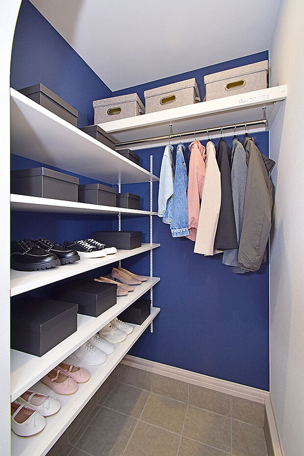 【棚とパイプを設置した玄関土間収納】(6号地モデルハウス)