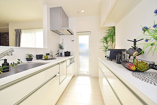 【爽やかで清潔感のある、ホワイトの明るいキッチン】(1号地モデルハウス)