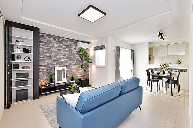 【部分的に石目調のクロスを用いた、上質感のあるリビング】(1号地モデルハウス)