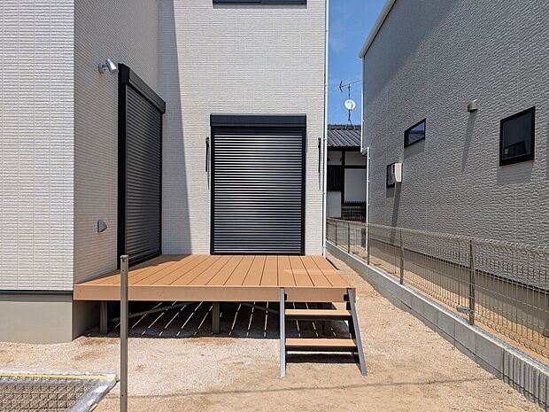 【1号地】【ウッドデッキ】リビングとウッドデッキがつながることで、室内の心地よさと自然の美しさを一度に感じることができ、家族との時間がさらに豊かに。