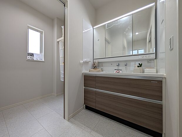 【脱衣所】洗練されたデザインと清潔感のある空間で、タオルや化粧品を効率的に収納できます。3面鏡の鏡の裏には便利な収納が備わっており、毎日の身支度がスムーズに行えます。
