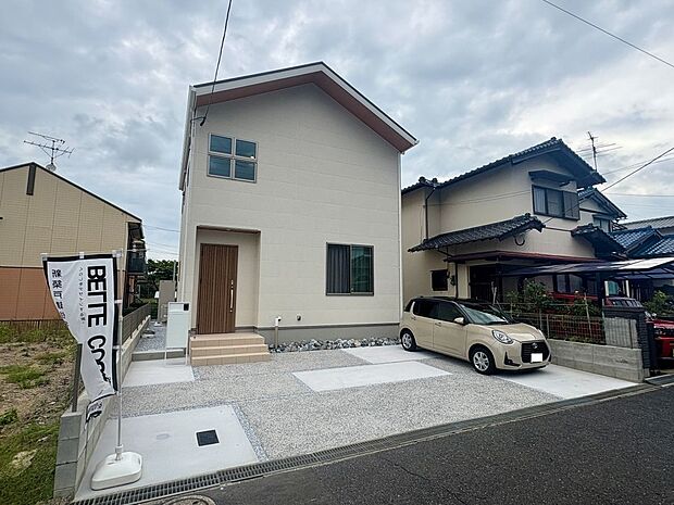 【外観】シンプルでありながらも強い印象を与える内外のつながりを意識したデザインスタイルです。