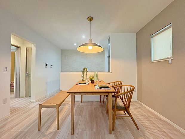 【ダイニング】温かみのあるダイニングスペース。シンプルで落ち着いた雰囲気が、家族や大切な人との楽しいひとときを優しく包み込みます。心地よい空間で、毎日の食事がもっと特別に感じられる場所です。