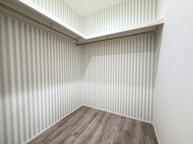 【2号地ファミリークローク】家族の衣類をまとめて収納できるファミリークロークで、洗濯から片付けまでの動線がスムーズ。片付けも整理もラクになり、清潔で整った暮らしをサポートします。