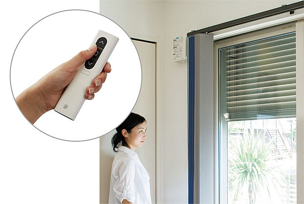【リモコン電動シャッター(1F引違い窓)】電動だから力いらず。朝晩の開け閉めもスムーズで快適に使用できます。