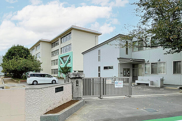 中部小学校（現地より徒歩7分）