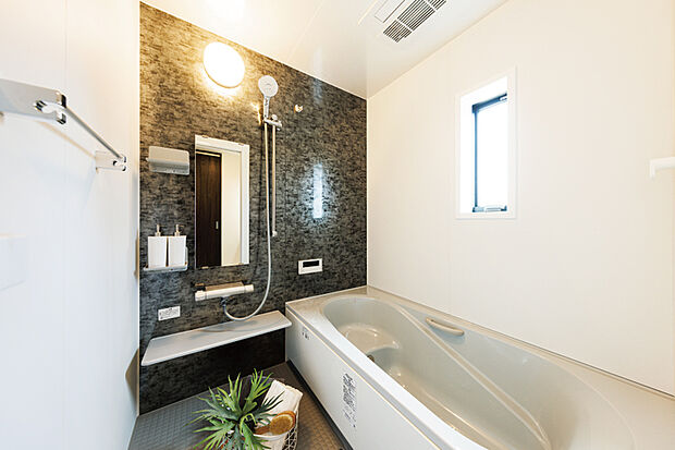 【バスルーム／LIXIL「AX」】お湯が冷めにくい浴槽保温材と保温組フタの「ダブル保温構造」スイッチ付きエコフルシャワー＆浴室暖房乾燥機付きです。