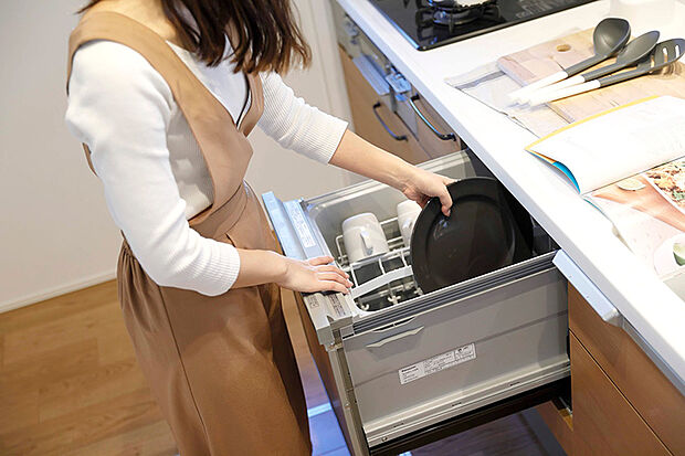 【キッチン／深型食器洗い乾燥機】お料理の後片づけをきちんとサポートするビルトインタイプの食器洗い乾燥機です。