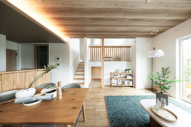 【モデルハウス1-28号棟】自然の風合いを楽しめるフローリングや木目の豊かな表情を大切にしたアクセントパネル、ぬくもりを感じる柱や格子を随所に採用しています。※28号棟/2025年11月撮影