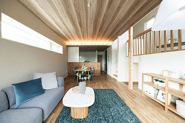 【モデルハウス1-28号棟】リビング階段・中2階のスキップフロア・子どもの遊び場にもピッタリの隠れ家的なダウンフロア、それぞれに個性を持ちながらも家族のコミュニケーションを大切に育みます。※28号棟/2025年11月撮影