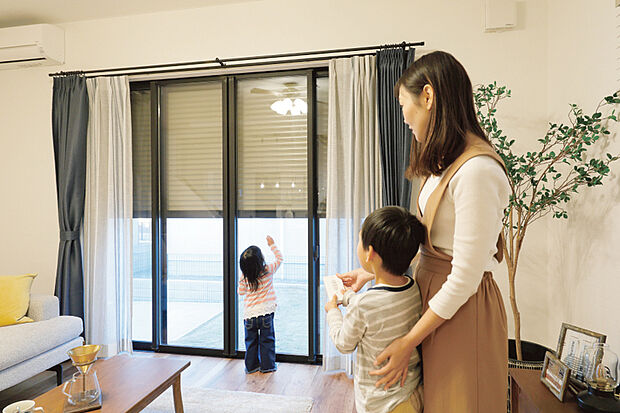 【電動シャッター】窓を開けずに開閉でき、防犯対策とともに、雨風による汚れから窓を守ります。