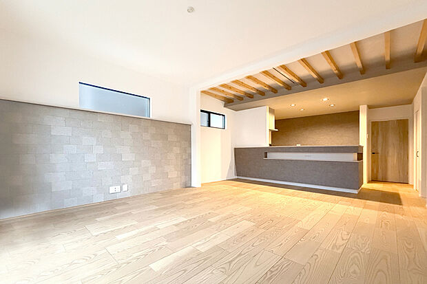 【【建物完成】6号棟】重厚感ある石目調デザインが魅力のグラビオエッジ『ガルセ』が、空間に上質な存在感を演出します。※6号棟/2025年11月撮影