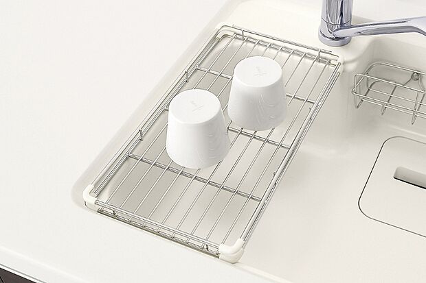 【クリナップ／水切りメッシュプレート】シンクにぴったりと取り付けられるよう設計されているので、がたつきが少なく食器類を安定してのせることができるます。