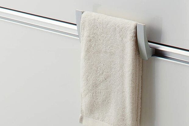 【クリナップ／ライン取手用タオル掛け】ライン取手に取り付けられるシンプルでスタイリッシュなタオル掛けです。