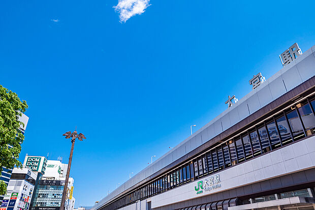 【快適な暮らしを紡ぎ出す「大宮」の壮大なアクセス力】東京駅に次ぐ多路線が乗り入れる大宮駅は、都心や県内主要都市へ自在にアクセス可能。新幹線で全国へ、リムジンバスで羽田・成田空港へも直結します。国内から海外まで網羅する壮大な交通利便を誇る拠点です。