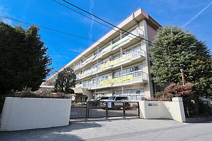 朝霞第三中学校（現地より徒歩8分） 約590m