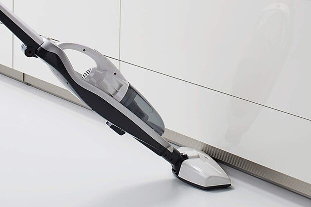 【クリナップ/フロアコンテナ】フロアコンテナの前板の下部はアルミ製なので衝撃や薬品に強く、床の掃除も気兼ねなくできます。