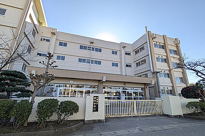 中川小学校（現地より徒歩8分） 約570m