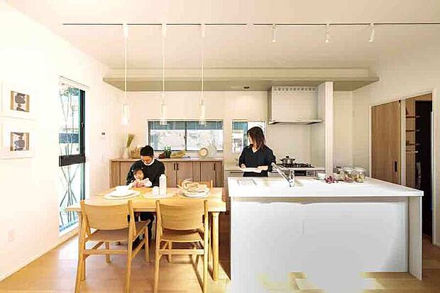【【オープンキッチン】】カウンター越しに家族とコミュニケーションがとれるキッチン。料理を作りながらリビングにいる家族と会話を楽しんだり、料理の受け渡しもスムーズにできます。※画像はイメージです。