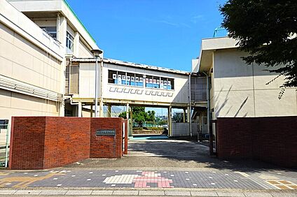 芝西中学校（現地より徒歩9分） 約700m