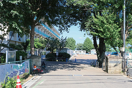 安松小学校（現地より徒歩3分） 約170m