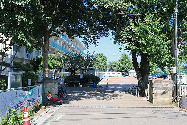 安松小学校（現地より徒歩3分）