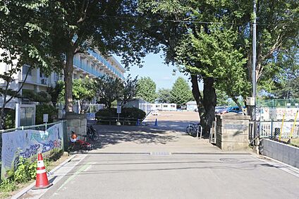 安松小学校 360ｍ