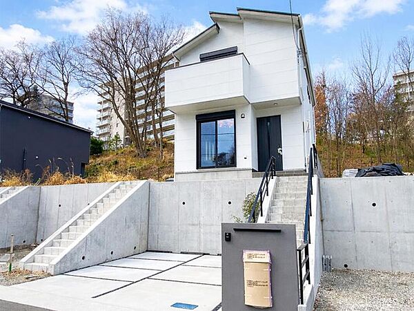 （4号棟）乾太くんや食洗機など人気設備を標準装備し、収納力と家事動線にも配慮。カウンター付きフリールームや大容量WIC、パントリーも備え、毎日の暮らしを快適に支える、即入居可能な住まいです。