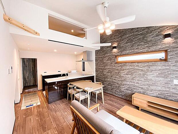 セミオーダー住宅だから叶う、家族のライフスタイルに合わせた理想のリビング。くつろぎも団らんも、自由に選べる空間が毎日をもっと特別にします。モデルハウスをご見学頂き、その魅力を実際に体感してください。