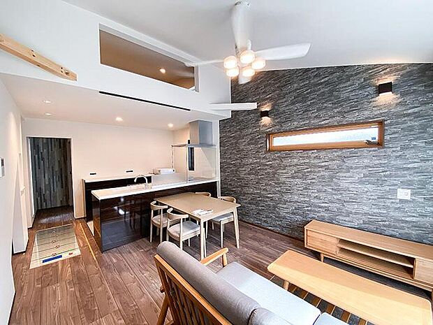 セミオーダー住宅って?完成した状態で販売する「建売」でもなく、完全にゼロからつくる「注文住宅」でもない、自由にできる「幅」を残しながらお客様の要望に沿った家づくりができる合理的な家づくりシステムです。