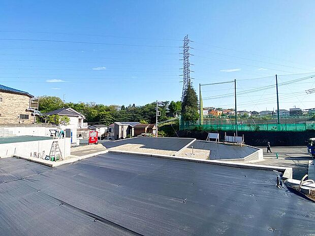 静かで穏やかな住宅街に広がる、明るい光に恵まれた全8区画の新規分譲地。お好みに合わせて外観、内装、キッチンスタイル、外構まで選べるセミオーダー住宅で、家族の理想をカタチに。