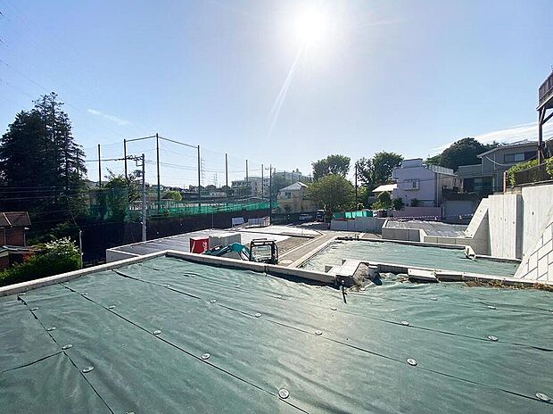 清々しい開放感が広がる贅沢なロケーション。プライベートな道路は通行量が少なく、落ち着いた住環境が保たれ、ご家族のプライバシーも守ることができます。