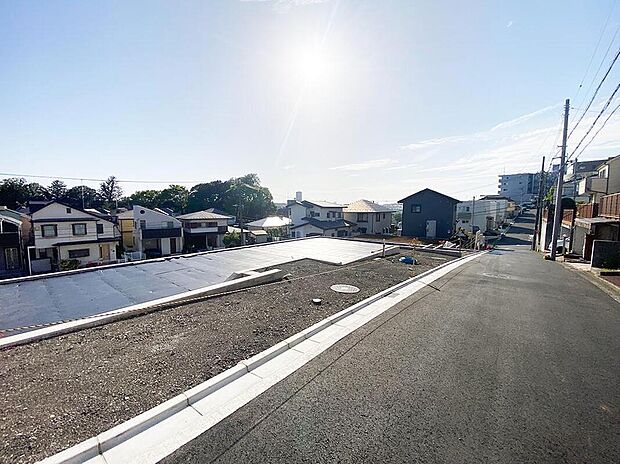 北側に接道する道路はひな壇により一段高く、視線の抜けと開放感を確保。南側には庭スペースも設けられており、前面建物の影響を受けにくく、採光にも優れた住環境です。