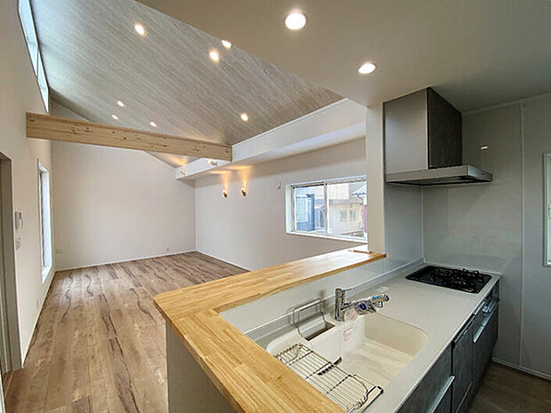 【ダウンライト採用のリビング(有償対応)】スタイリッシュで洗練された空間を演出するダウンライト採用のリビング。柔らかく広がる光でお部屋全体を包み込み、心地よい居心地と上質なデザイン性を両立。家族が集う場所に特別なひとときを。